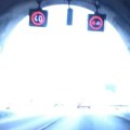 Саобраћајна незгода после Созине: Подигла се приколица шлепера у тунелу па настао хаос