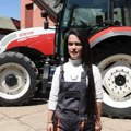 Od njive do milionskih pregleda: Verin otac se razboleo, a ona je obula čizme, upalila traktor i pokazala kako se moderno bavi…