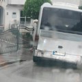(Foto) Autobus se zakucao u zid kuće! Haos kod Kruševca: zbog jakog nevremena vozač izgubio kontrolu