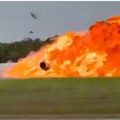 (Video) Avion udario u pistu, pa eksplodirao! Stravične scene na aerodromu: Vatrena kugla sve progutala, ima mrtvih, dim…