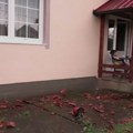 (Foto) Nevreme rušilo kuće u Srbiji, ljudi rukama držali prozore da se ne izvale! Kataklizmična oluja pogodila ovaj deo…