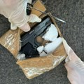 Taksijem krenuo da u zatvor dostavi pištolj i dron! Pogledajte šta je policija pronašla, pištolj zapakovan u kutiju, a dron u…