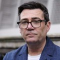 Britanski premijer u Kijevu svirao gitaru sa ukrajinskim vojnicima, podeljene reakcije