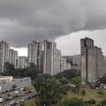 Nevreme na jugozapadu Srbije, posledice oluje u Beogradu – dve zaglavljene osobe spasene iz vozila, vetar nosio krov sa…