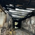 Grom zapalio štalu u Čačku: Požar pretio da se proširi na kuću, komšija uleteo u plamen da spasi šta se spasiti može…