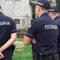 Pretio ženi i deci da će da ih polije benzinom, policija za njim traga