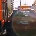 Jezivi snimak nesreće na Trošarini! Tramvaj se zakucava u vozilo auto-škole dok je učenik za volanom (Video)