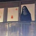 Jezivo! Prizor iz horor filma kakav ne želite da vidite! Šta to stoji na terasi i posmatra ljude na Crvenom krstu (foto)
