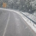 Snežna idila u aprilu! Sneg okovao Severnu Makedoniju: Poznato skijalište se zabelelo, putari punom parom rade (video)