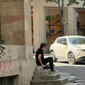(Foto) seo na stepenice u centru Beograda i puši cigaru: Bajagu u ovom izdanju nikad niste videli: Ljudi prolaze i gledaju