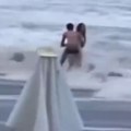 Devojku odneo talas na plaži, još uvek je nisu našli: Snimljen jeziv trenutak kada nestaje pod vodom u Sočiju