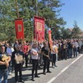 Protest Srba u Zubinom Potoku, okupljeni nose ikone