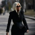 Jelena Karleuša na sahrani Saše Popovića: Uplakano lice krila naočarama, slomila se kad je videla Suzanu