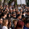 Roditelji, deca i hiljade građana upalili sveće i položili cveće za ubijene anđele Beogradu održan komemorativni skup…