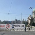 Ispred Pionirskog parka okačen transparent „Bolje Ćaci, nego naci”