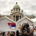 Građani ispred Pionirskog parka: Došli smo da podržimo poštenu Srbiju (VIDEO)