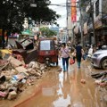 Apokaliptične scene u Kini: Bujične poplave brišu sela, dvoje mrtvih, deset nestalih