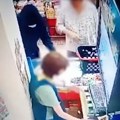 Šok snimak pljačke iz beogradskog marketa: Maskiran "zaronio" u kasu, a reakcija mušterije je priča za sebe