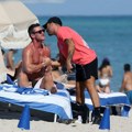 Slavni frajer Holivuda šokirao sve vezom sa Mićom Srbinom, pa ga šutnuo: Sad svi gledaju ko mu je nov ljubavnik