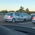 Lančani sudar kod Zmaja učestvovala najmanje tri vozila: stvaraju se zastoji (foto)