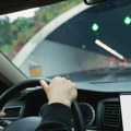 "Nikada ne gledajte samo ovde!" Iskusni instruktor upozorava na grešku koju pravi 90 odsto vozača, a koja vodi pravo u…
