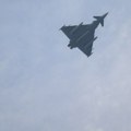 Drama u Francuskoj: Vojni avion prinudno sleteo među automobile i zapalio se, pilot izveo "podvig"