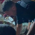 Duško Tošić na Karleušinom nastupu u Beogradu: Stigao sredjen sa ćerkama, pred nastup popeo nogu na stolicu