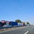Lančani sudar 14 vozila na auto-putu kod Pećinaca i Šimanovaca, povređeno više osoba