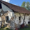 Fasada otpada, zidovi skroz ispucali Glumac podelio slike porodične kuće u okolini Zlatibora: Krov je skroz dotrajao (foto)