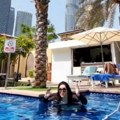 Brutalni kadrovi Dragane Mirković iz Dubaija: Kupa se u bazenu obučena od glave do pete, a iza nje raj