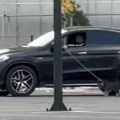 Ovaj šabanluk se retko gde na planeti može videti – čovek u BG šeta psa kroz prozor automobila u pokretu (FOTO)