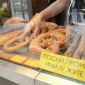 Ovo posle ljudi: Jedu?! Snimljena kako gamiže po pecivu u beogradskoj prodavnici, ljudi zgroženi: Sramota šta sve šeta po…