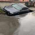 U malom mokrom lugu asfalt progutao automobil Ovako je komšiluk reagovao na parkiran auto