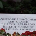 Kukasti krstovi iscrtani na grobnici bivšeg nemačkog kancelara Helmuta Šmita