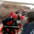 FOTO: Prevrnula se amfibija na jezeru Ludaš, pet radnika izvučeno iz ledene vode