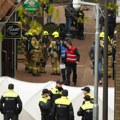 Prve slike drame u Holandiji: Muškarac zarobio ljude u kafiću, ima bombu sa sobom