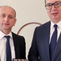 "Ali ne za kućnu biblioteku već za Ujedinjene nacije": Milan Knežević predsednika Vučića darivao delima Njegoša uz…