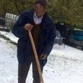 Крај маја, а деда ратомир лопатом чисти двориште од леда Град направио незапамћену штету у селима око Ивањице
