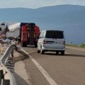 Haos na autoputu Niš-Bela Palanka Kamion se zakucao u bankinu a prevozio je ovo
