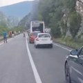 Horor scena u tunelu kod Mostara! Sudarili se kamion i automobil, crni dim kulja: Ima i mrtvih! (video)