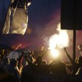 Navijači upalili baklje ispred Dorćol placa za kraj protesta protiv festivala „Mirdita, dobar dan“ FOTO