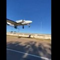 Avion se strušio na tri automobila: Snimak nesreće ledi krv: Delovi na sve starne (video)