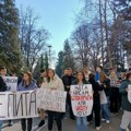 Oko 100 gimnazijalaca protestvovalo u Vranju, odali počast nastradalima u Novom Sadu