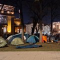 Studenti koji žele da pohađaju nastavu okupljaju se ispred Predsedništva Srbije