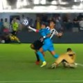 Nejmar pokušao da iskopira najpoznatiji gol u istoriji, pa dobio crveni karton! Pogledajte bizarnu scenu proslavljenog…