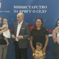 Mladi par sa troje dece i četvrtim na putu, posle podstanarskog života na prostranom imanju u Galovićima! Potpisano još 108…