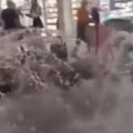 Skandal u centru Beograda! Dve devojke nage razmenjivale nežnosti naočigled roditelja sa decom (video)