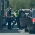 MUP Srbije suspendovao trojicu policajaca: Tukli vozača na auto-putu (VIDEO)