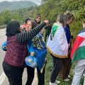 Studentima DUNP-a koji pešače do Novog Sada vozači trube na Ibarskoj magistrali u znak podrške VIDEO