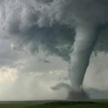 (Video) Tornado usred zime bomba ciklon pravi haos po Americi: Zabeleženo 30 stepeni, a onda je vetar počeo da kida krovove!